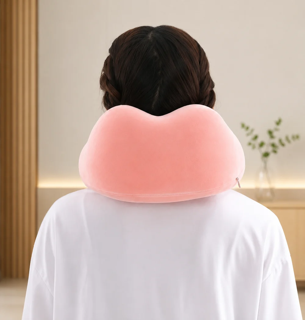 Le coussin de voyage Cervyne vu de dos, porté autour du cou